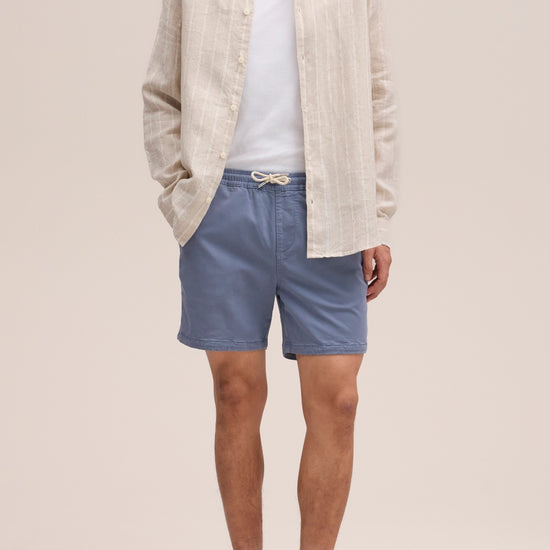 NN.07 Gregor blauwe short in Stone Blue, gedragen volledig vooraanzicht