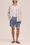 NN.07 Gregor blauwe short in Stone Blue, gedragen volledig vooraanzicht