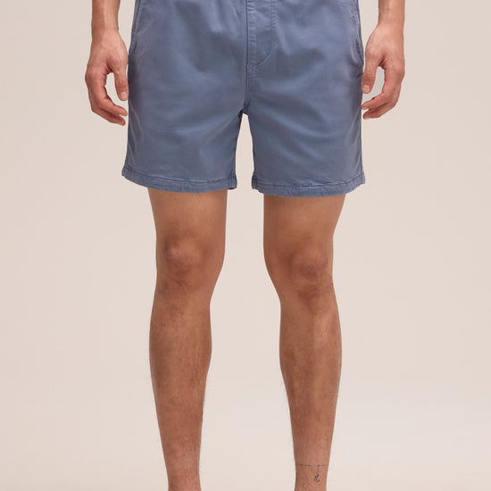 NN.07 Gregor blauwe short in Stone Blue, gedragen vooraanzicht