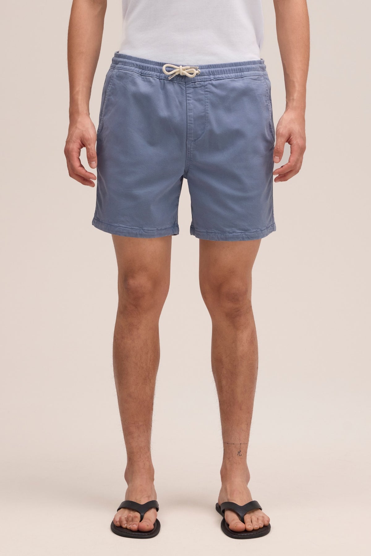 NN.07 Gregor blauwe short in Stone Blue, gedragen vooraanzicht