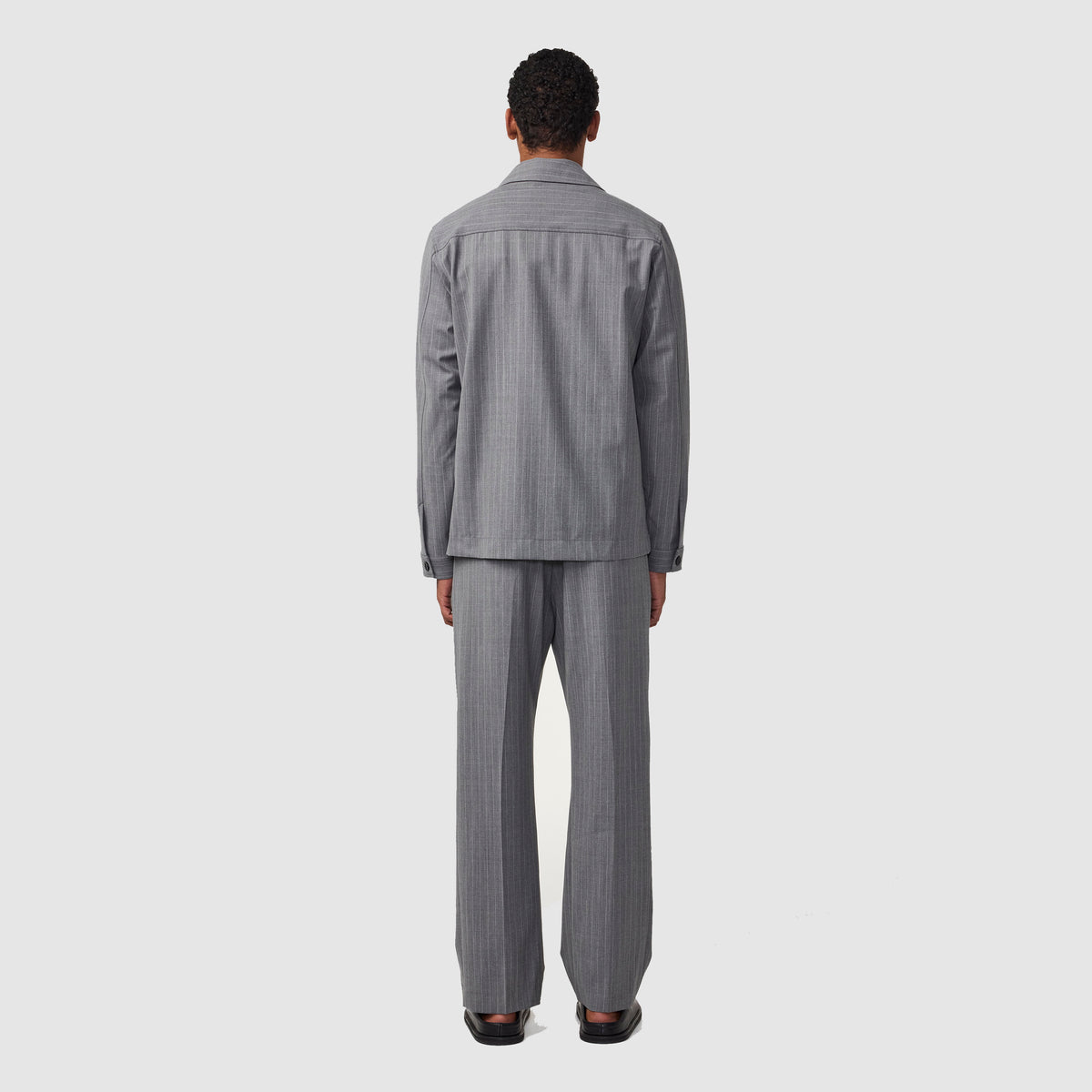 NN.07 Ivan grijs gestreept overshirt, gedragen achteraanzicht