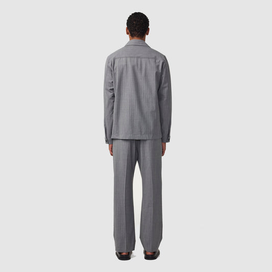 NN.07 Ivan grijs gestreept overshirt, gedragen achteraanzicht