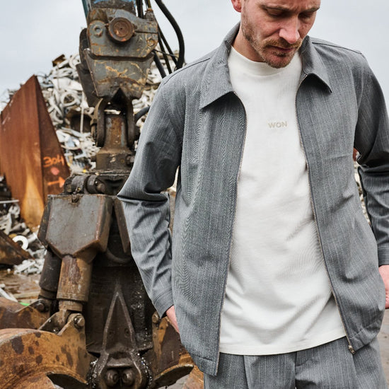 NN.07 Ivan grijs gestreept overshirt, gedragen detail vooraanzicht