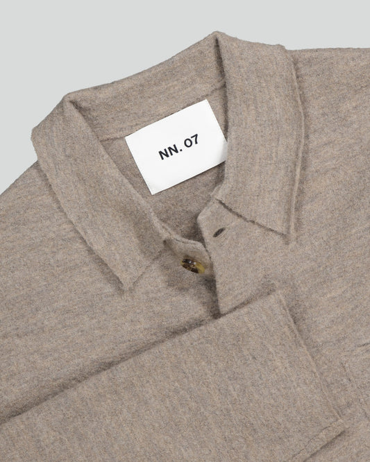NN.07 Jonas overshirt in Khaki Beige, detail kraag en borstzak