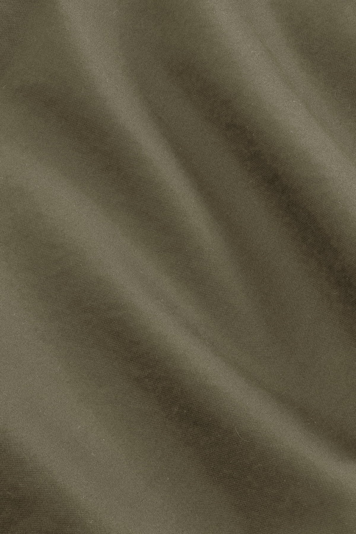 Detail van het groene katoensatijn van de NN.07 Kay 1420 in Shadow Moss