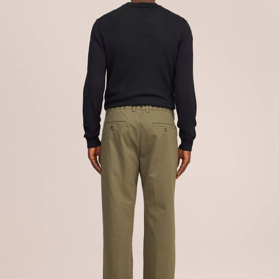 Achteraanzicht van de groene NN.07 Kay 1420 broek Shadow Moss op model