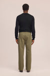 Achteraanzicht van de groene NN.07 Kay 1420 broek Shadow Moss op model