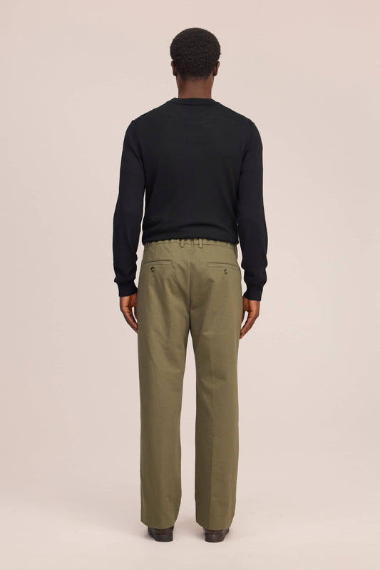 Achteraanzicht van de groene NN.07 Kay 1420 broek Shadow Moss op model