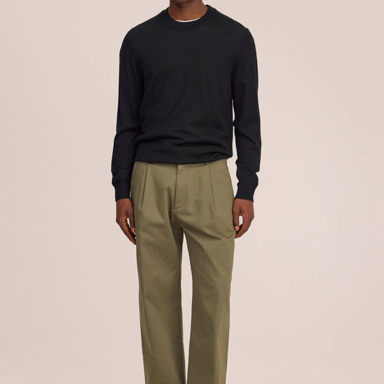 NN.07 Kay 1420 groene broek Shadow Moss op model, volledig vooraanzicht met zwart breisel