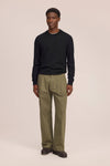 NN.07 Kay 1420 groene broek Shadow Moss op model, volledig vooraanzicht met zwart breisel