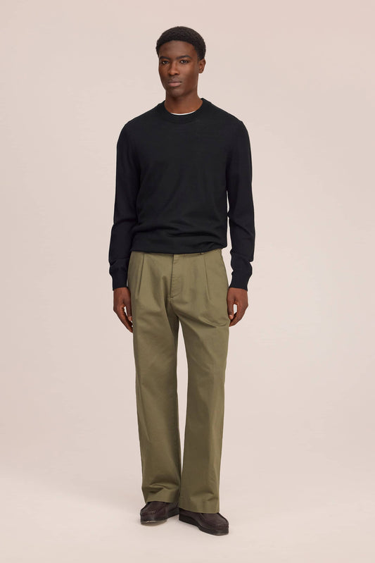 NN.07 Kay 1420 groene broek Shadow Moss op model, volledig vooraanzicht met zwart breisel