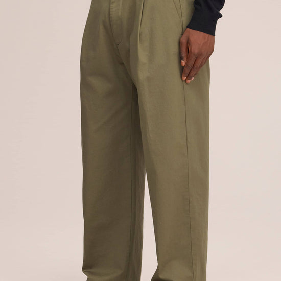 NN.07 Kay 1420 in groen Shadow Moss, schuin zijaanzicht van de relaxed fit