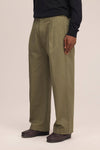 NN.07 Kay 1420 in groen Shadow Moss, schuin zijaanzicht van de relaxed fit