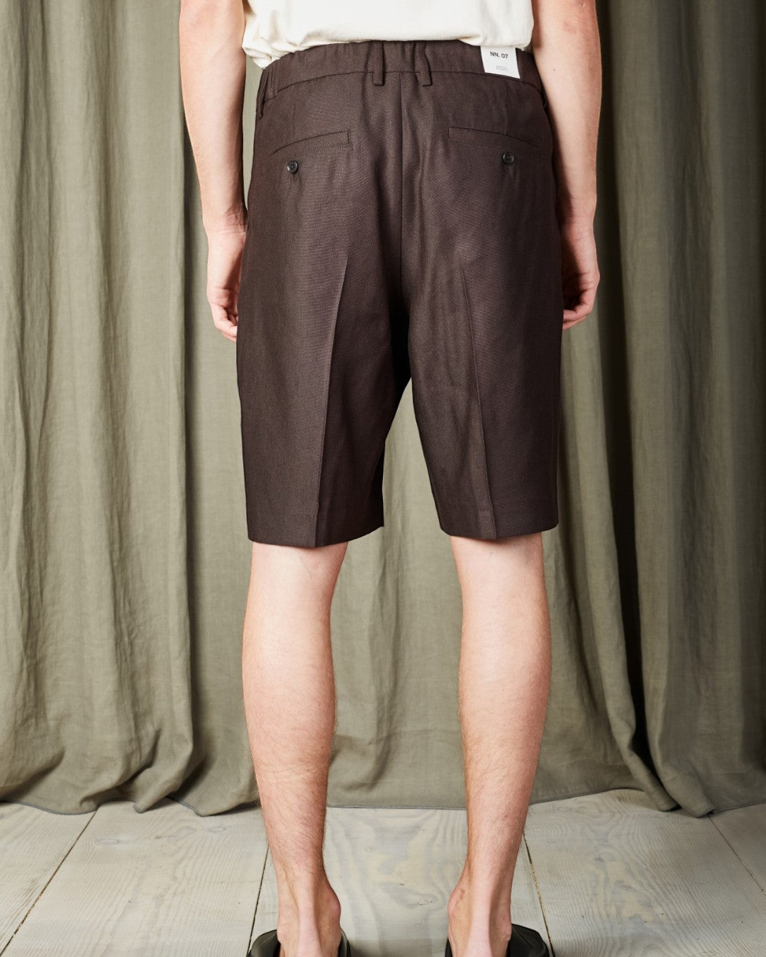 NN.07 Kay bruine short in Deep Truffle, gedragen achteraanzicht