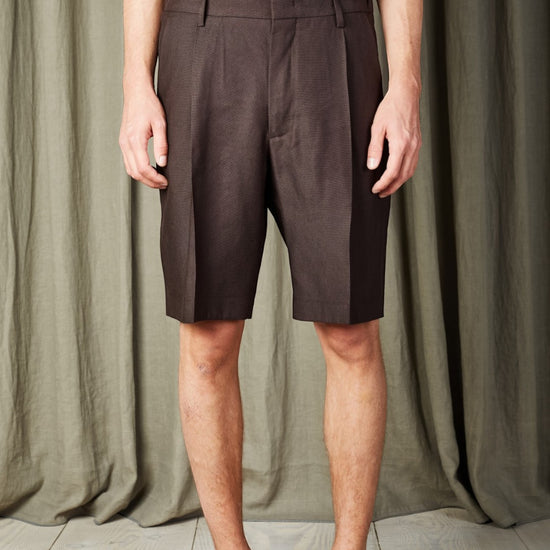 NN.07 Kay bruine short in Deep Truffle, gedragen vooraanzicht