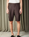 NN.07 Kay bruine short in Deep Truffle, gedragen vooraanzicht