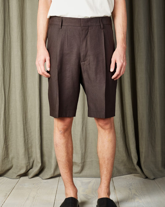 NN.07 Kay bruine short in Deep Truffle, gedragen vooraanzicht