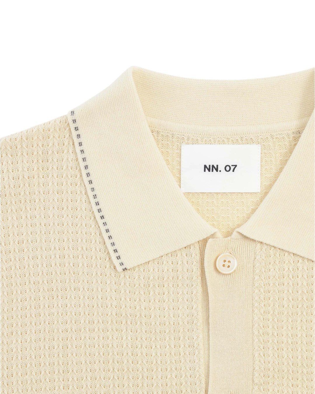 NN.07 Nalo ivoorkleurige gebreide polo, detail kraag en knoop