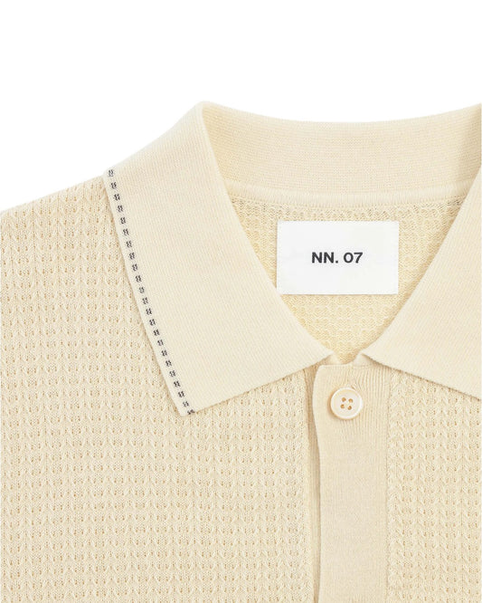 NN.07 Nalo ivoorkleurige gebreide polo, detail kraag en knoop
