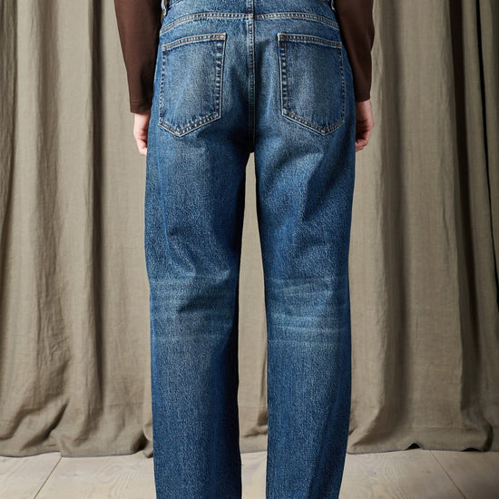 NN.07 Otis stonewashed jeans, gedragen achteraanzicht