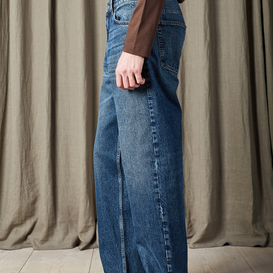 NN.07 Otis stonewashed jeans, gedragen zijaanzicht