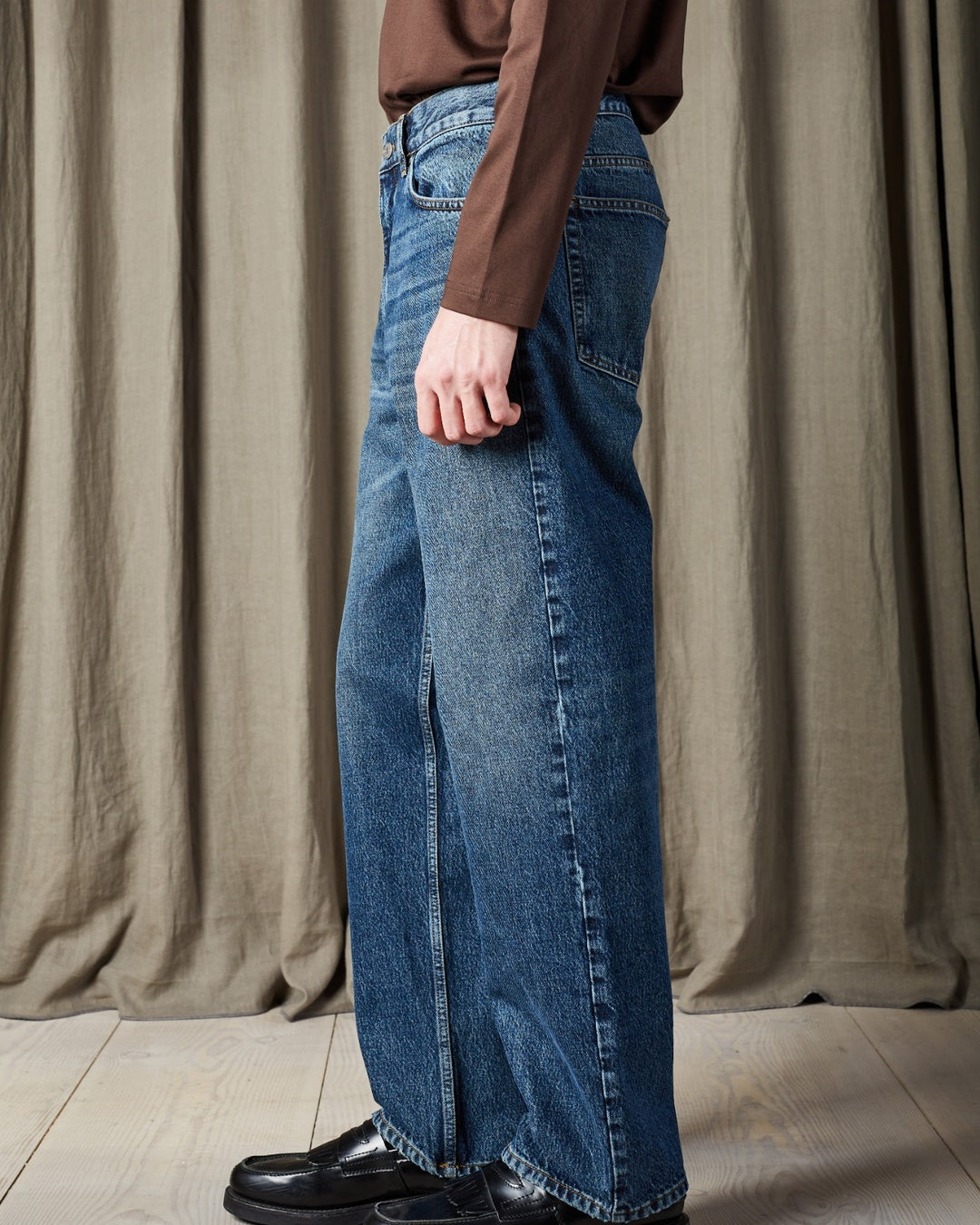 NN.07 Otis stonewashed jeans, gedragen zijaanzicht