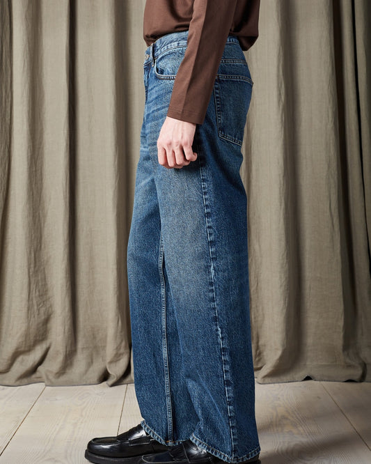 NN.07 Otis stonewashed jeans, gedragen zijaanzicht