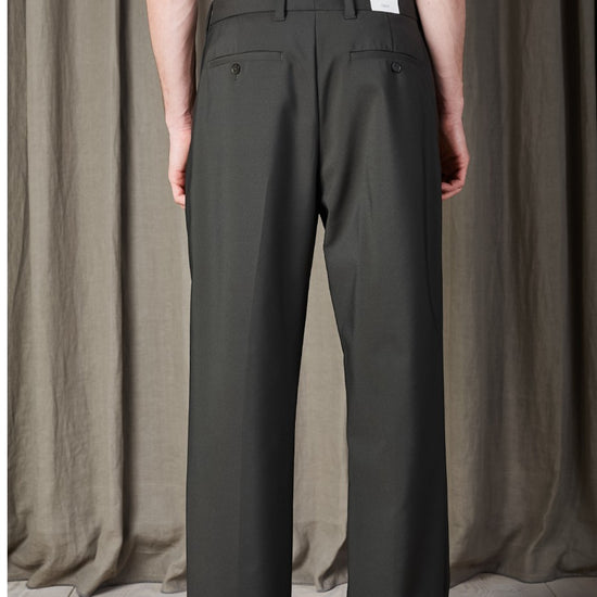 NN.07 Paw broek in Dark Army, gedragen achteraanzicht