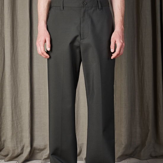 NN.07 Paw broek in Dark Army, gedragen vooraanzicht