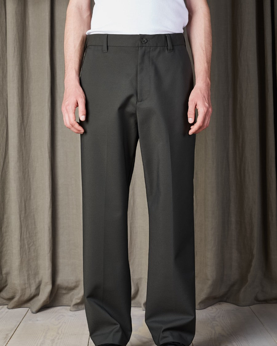 NN.07 Paw broek in Dark Army, gedragen vooraanzicht
