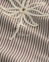 NN.07 Quinsy bruin gestreept hemd, detail bloemapplicatie en strepen