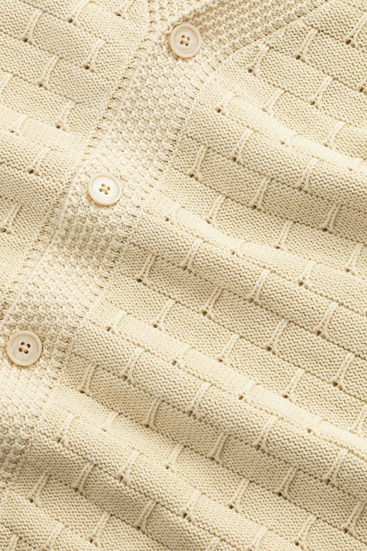 NN.07 Reece ecrukleurig gebreid vest zonder mouwen, detail breisel en knopen
