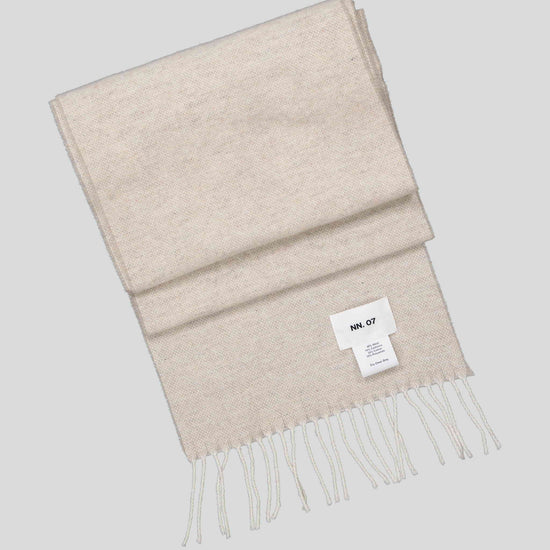 NN.07 Scarf Two beige sjaal, detail label en franjes