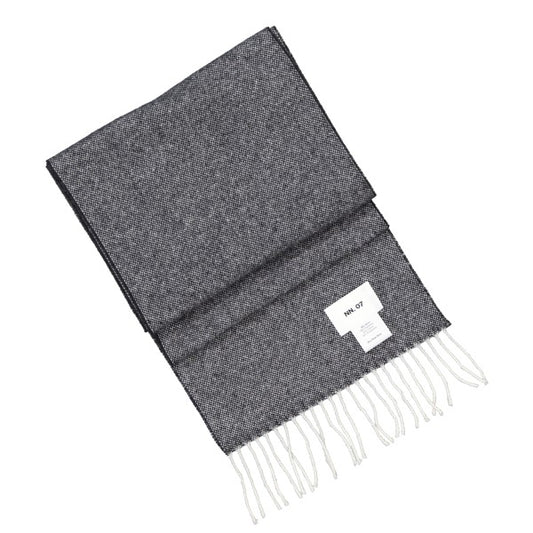 NN.07 Scarf Two sjaal in Black Multi, detail label en franjes