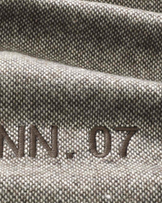 NN.07 Scarf Two bruin gemeleerde sjaal, detail structuur en logo