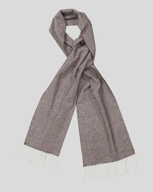 NN.07 Scarf Two bruin gemeleerde sjaal, geknoopt overzicht