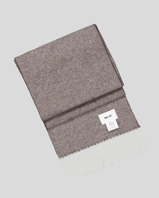 NN.07 Scarf Two bruin gemeleerde sjaal, gevouwen met label