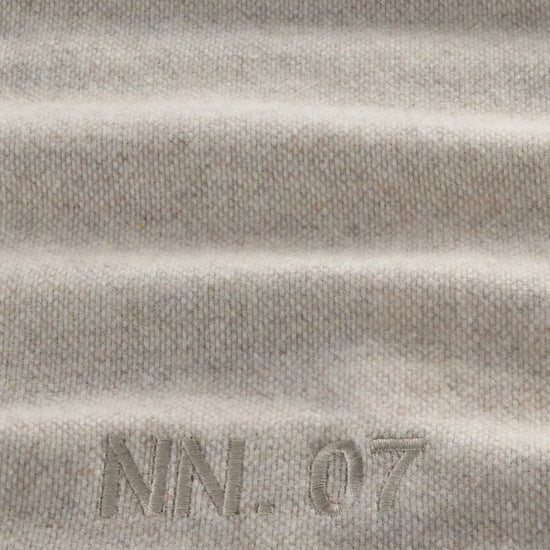 NN.07 Scarf Two sjaal in Ecru Multi, detail breisel en logo