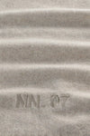 NN.07 Scarf Two sjaal in Ecru Multi, detail breisel en logo