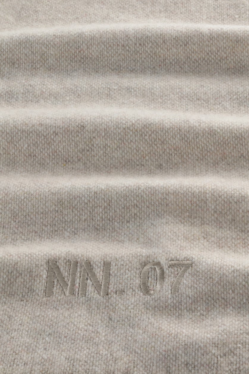 NN.07 Scarf Two sjaal in Ecru Multi, detail breisel en logo