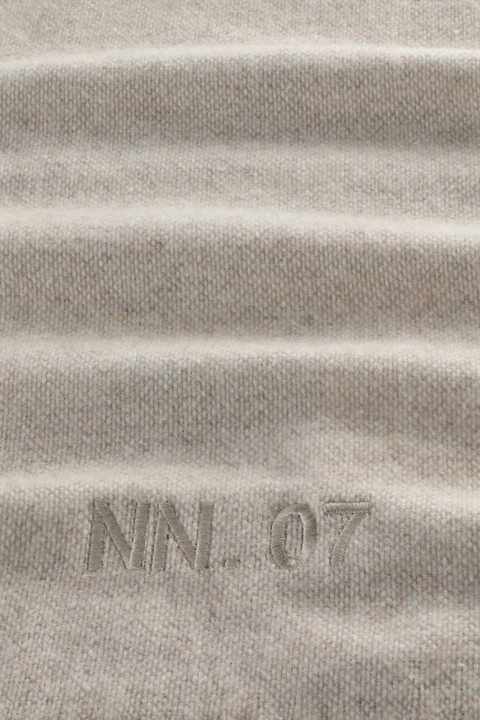 NN.07 Scarf Two sjaal in Ecru Multi, detail breisel en logo