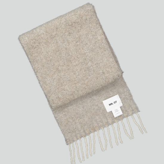 NN.07 Scarf Two sjaal in Ecru Multi, detail label en franjes