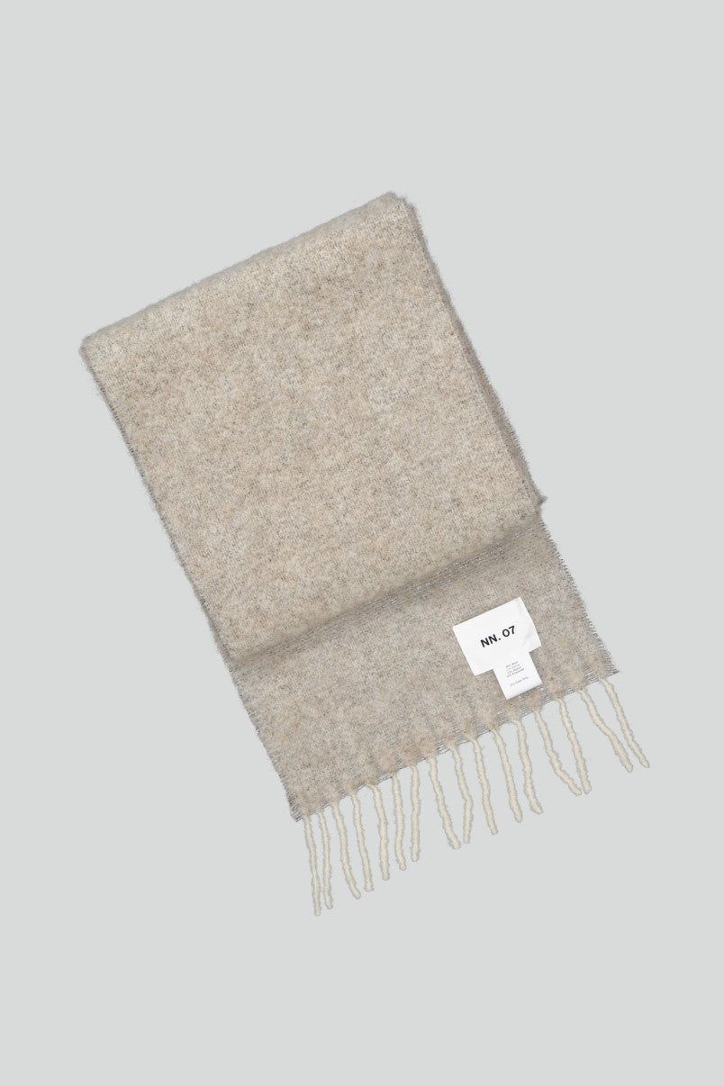 NN.07 Scarf Two sjaal in Ecru Multi, detail label en franjes