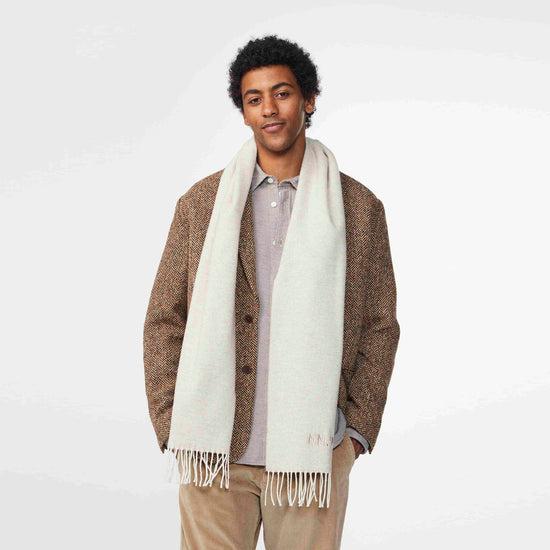 NN.07 Scarf Two sjaal in Ecru Multi, gedragen vooraanzicht
