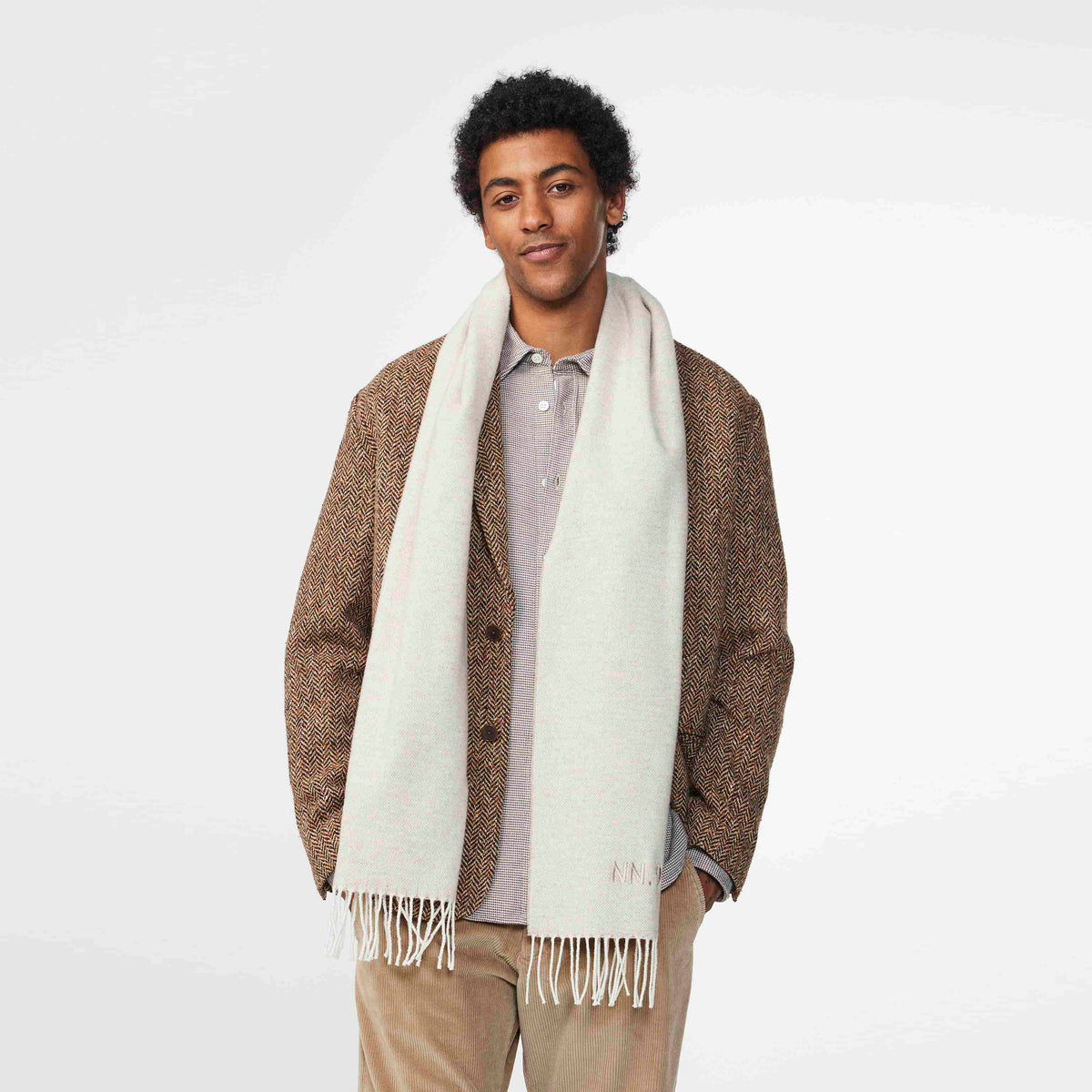 NN.07 Scarf Two sjaal in Ecru Multi, gedragen vooraanzicht
