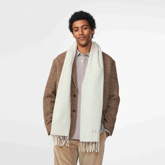 NN.07 Scarf Two sjaal in Ecru Multi, gedragen vooraanzicht