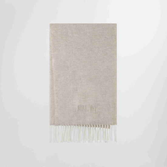 NN.07 Scarf Two sjaal in Ecru Multi, gevouwen vooraanzicht