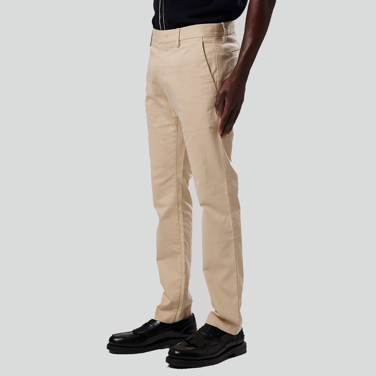 NN.07 Theo 1420 Tailored Slim Fit Chino Kit – gedragen vooraanzicht