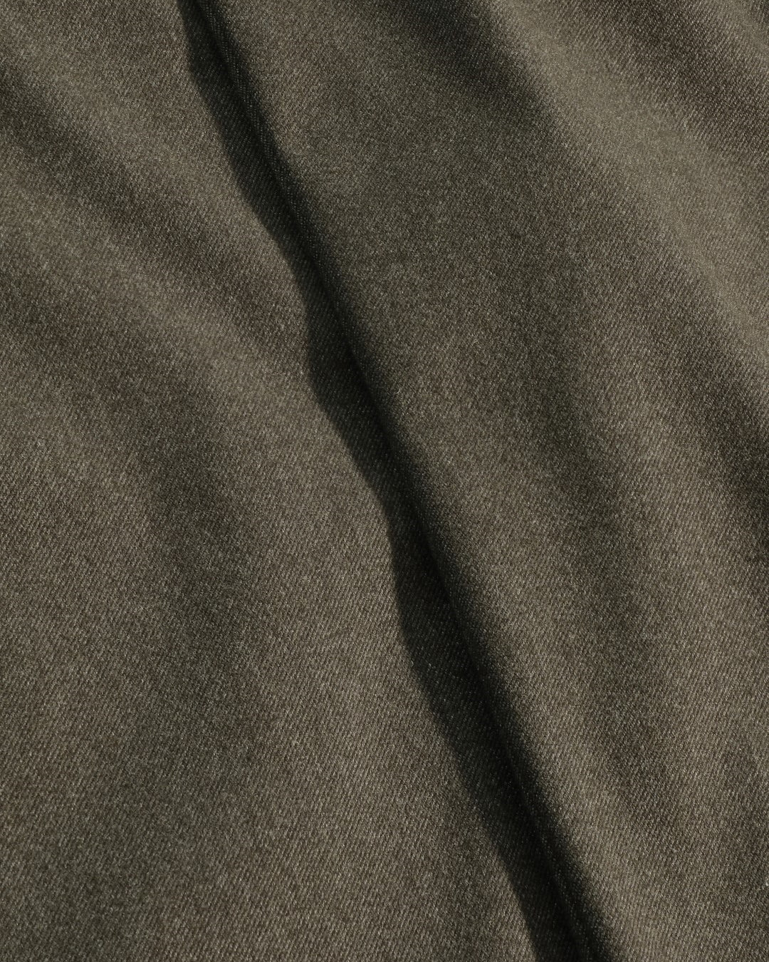 NN.07 Theo gemeleerde broek in Dark Army, detail stofstructuur