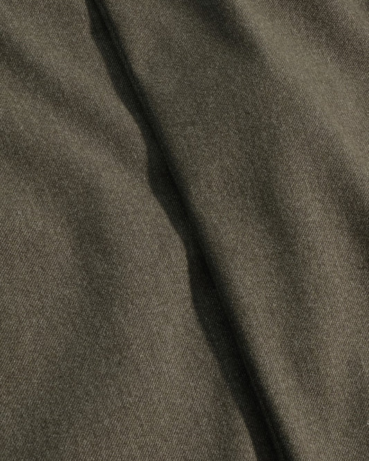 NN.07 Theo gemeleerde broek in Dark Army, detail stofstructuur